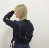 Γυναικείο μπουφάν με ένα ενδιαφέρον φερμουάρ στο πίσω μέρος