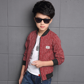 Κομψό παιδικό μπουφάν για αγόρια σε ριγέ μαύρο και κόκκινο