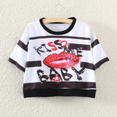 Κομψό μπλουζάκι με κοντό μανίκι με εικόνα κατάλληλη για τη καθημερινή ζωή