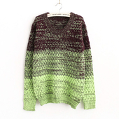 Πολύχρωμο γυναικείο πουλόβερ σε ρέοντα χρώματα, κατάλληλο για κρύες μέρες