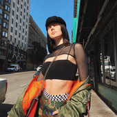 Κομψή, διαφανή γυναικεία μπλούζα με μακριά μανίκια και πολύ μικρό μήκος - πάνω από το στήθος