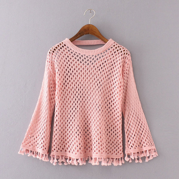 Плетен дамски пуловер в свободен стил в розов, бял и черен цвят