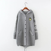 Сладка дамска плетена жилетка с джобове в сив и черен цвят и щампа