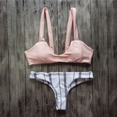 Γυναικείο μαγιό δύο μερών σε διαφορετικά χρώματα