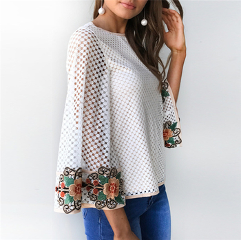 Γυναικεία καθημερινή μπλούζα σε μοντέλο με floral κεντήματα
