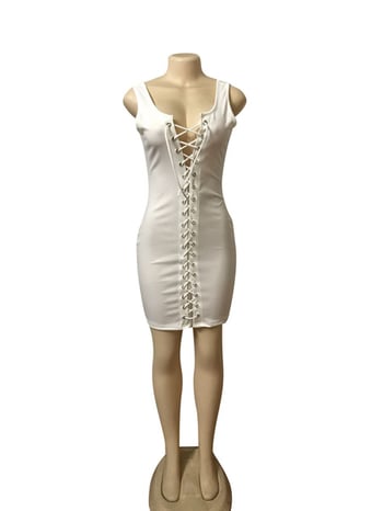 Стилна къса рокля по тялото за дамите с дълбоко деколте и връзки по дължината, в бял цвят