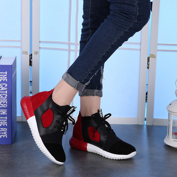 Όμορφα πάνινα αθλητικά γυναικεία παπούτσια  κατάλληλα για τη καθημερινή ζωή και αθλητισμό, σε κόκκινο και μαύρο χρώμα