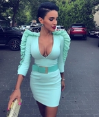 Πολύ ενδιαφέρον και κομψό γυναικείο φόρεμα με βαθύ ντεκολτέ και εξαιρετικά 3/4 κοντό μανίκι