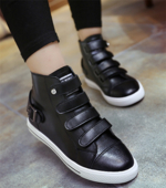 Πολύ άνετες και απλές γυναικεα παπούτσια  με επίπεδη σόλα και ενδιαφέρουσες ζώνες στερέωσης