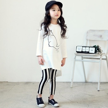 Детски комплект за момичета - дълга блуза с асиметрична дължина + раиран панталон, подходящ за ежедневие