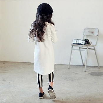 Детски комплект за момичета - дълга блуза с асиметрична дължина + раиран панталон, подходящ за ежедневие