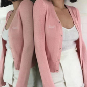 Μια υπέροχη απλή γυναικεία ζακέτα  με κουμπιά  κατάλληλη για τη καθημερινή ζωή