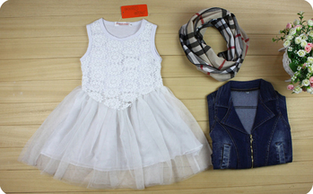 Стилен детски комплект за момичета - бяла рокля + дънково яке и шал