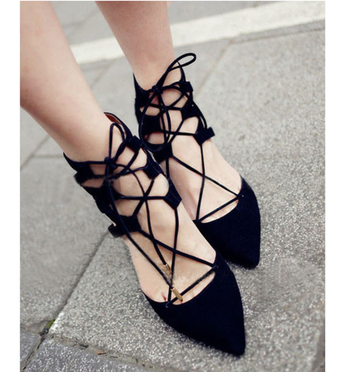 Κομψά γυναικεία παπούτσια με ψηλά τακούνια  σταυρωτά και αιχμηρά, σε μαύρο χρώμα