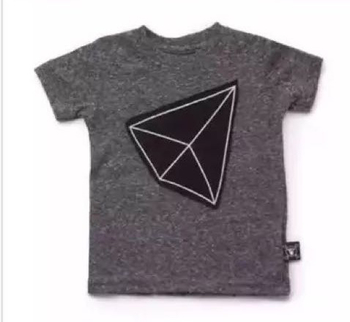 Ежедневна детска тениска в сив и черен цвят с геометрична фигура