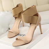 Πολύ κομψά και όμορφα γυναικεία σανδάλια  με ελαστικές σταυροειδείς ιμάντες