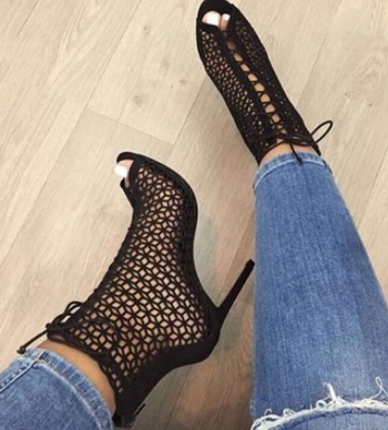 Πολύ κομψά γυναικεία παπούτσια με ύψηλό τακούνι  σε μαύρο χρώμα