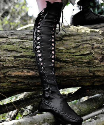 Γυναικεία παπούτσια σε ρετρό στυλ, με σταυροειδείς συνδέσεις στο γόνατο