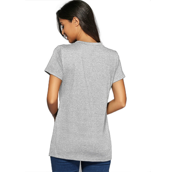 Спортно-елегантна дамска тениска с апликация в сив цвят