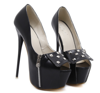 Елегантни и екстравагантни дамски обувки на висок ток и висока платформа с ципове и метални лъскави нитове
