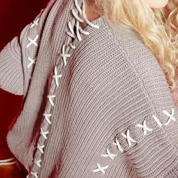 Άνετο και πολύ ζεστό γυναικείο πουλόβερ με ενδιαφέρουσες σταυροειδείς συνδέσεις
