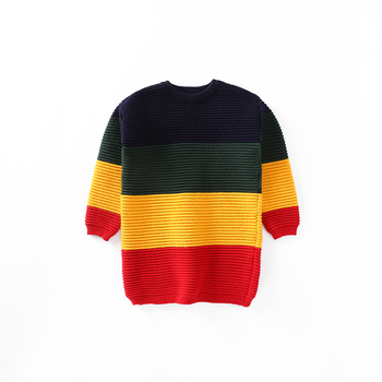 Стилен и дълъг детски пуловер в шарен цвят, подходящ за студените дни
