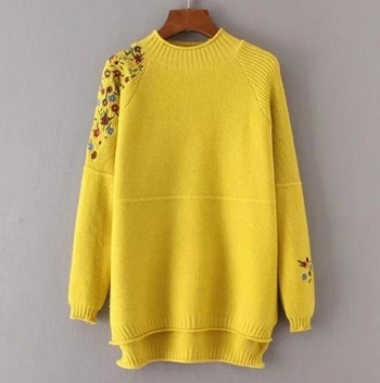 Ένα απλό και πολύ άνετο γυναικείο πουλόβερ  με ενδιαφέρουσες λουλουδιές μοτίβα