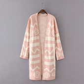 Μια απλή και casual γυναικεία ζακέτα με ενδιαφέρουσες γεωμετρικές μορφές