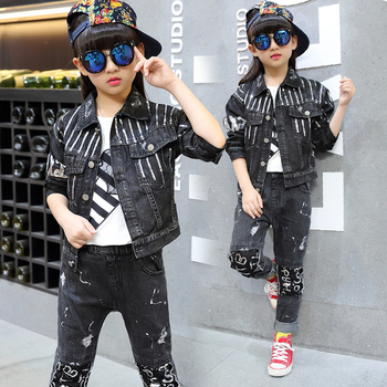 Πολύ κομψό παιδικό σύνολο για  κορίτσια σε σκούρο χρώμα - τζιν μπουφάν και τζιν παντελόνια με επιγραφές και ασταθής μοτίβο