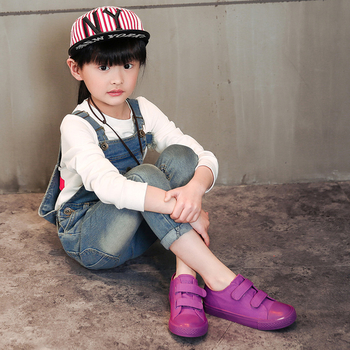 Αθλητικά και κομψά παιδικά πάνινα παπούτσια για κορίτσια και αγόρια με αυτοκόλλητα σε απλό μοντέλο και σε πολλά χρώματα