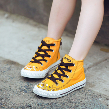 Μοντέρνα αθλητικά πάνινα παπούτσια για κορίτσια και γυναίκες με φυτική διακόσμηση και σε κίτρινο χρώμα