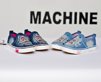 Παιδικά μοκασίνια με  διακοσμητικά μοτίβα για κορίτσια, σε δύο χρώματα με εφαρμογή κατάλληλη για τη  καθημερινή ζωή