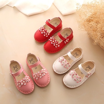 Όμορφα παιδικά παπούτσια για κορίτσια με λουράκι και λουλούδια διακόσμησης σε τρία χρώματα κατάλληλα για τη καθημερινή ζωή