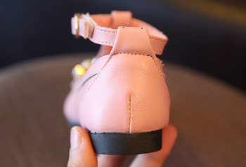 Елегантни детски заострени обувки за момичета с декорация камъчета