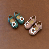 Παιδικά παπούτσια για αγόρια  σε δύο χρώματα με διακόσμηση λουλουδιών 