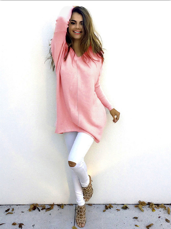 Πολύ άνετο και κομψό μακρύ γυναικείο πουλόβερ  σε διάφορα χρώματα και με κολάρο σε σχήμα V.