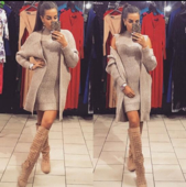 Γυναικείο  σύνολο από δύο κομμάτια, συμπεριλαμβανομένου ένα  μακρύ αμάνικο με κολάρο σε σχήμα O και απλή ζακέτα 