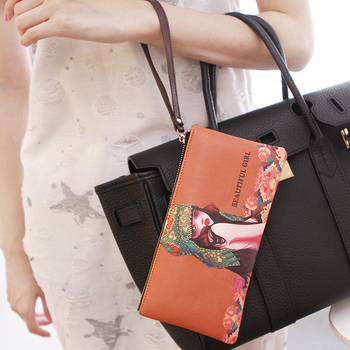 Много интересни и стилни дамски клъч чанти с удобна за носене дръжка - много модели и цветове