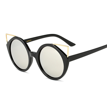 Μοντέρνα γυαλιά ηλίου με υψηλή υπεριώδη προστασία και μια ενδιαφέρουσα μη τυποποιημένη μορφή γυαλιού