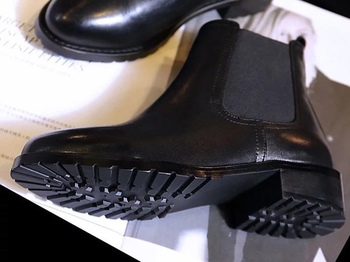 Ζεστές μαύρες γυναικείες μπότες με μάλλινη επένδυση και παχύ τακούνι