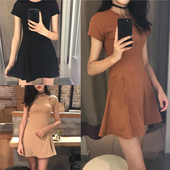 Πολύ ενδιαφέρουσα και μοντέρνό γυναικείο φόρεμα με κοντό μανίκι και κολάρο σε σχήμα O