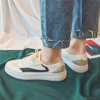 Κομψά πάνινα ανδρικά παπούτσια  σε λευκό χρώμα και άνετα πέλματα κατάλληλα για τη καθημερινή ζωή