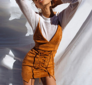 Γυναικείο φόρεμα  με λεπτούς ιμάντες και πολύ ενδιαφέρουσες διασταυρώσεις στο κάτω μέρος