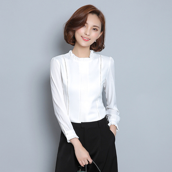Κομψό γυναικείο πουκάμισο με χαμηλό κολάρο και μακρύ μανίκι
