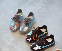 Αθλητικά παπούτσια για αγόρια και κορίτσια με εικόνες σε γκρι και μαύρο χρώμα