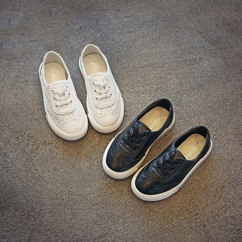 Κομψά παιδικά πάνινα παπούτσια για αγόρια σε άσπρο και μαύρο χρώμα