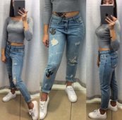 Γυναικεία "boyfriend" τζιν με χαλαρά μοτίβα και κεντήματα