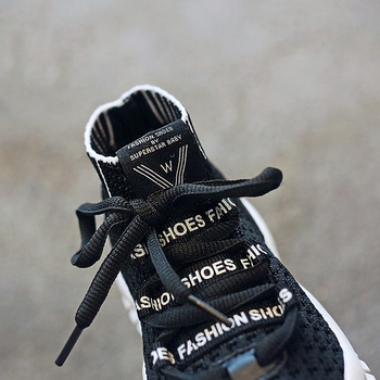Αθλητικά παπούτσια για αγόρια σε ένα ενδιαφέρον σχέδιο με επιγραφή