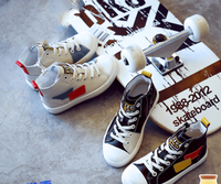 Κομψά πάνινα παπούτσια για αγόρια σε δύο αποχρώσεις κατάλληλες για καθημερινή ζωή