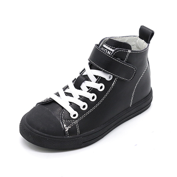 Σπορ-κομψά παιδικά παπούτσια για αγόρια με λευκά και μαύρα μπαλώματα